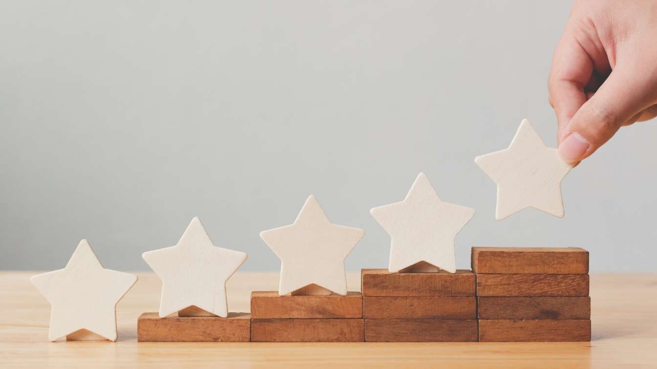 5 stars arranged on wooden blocks