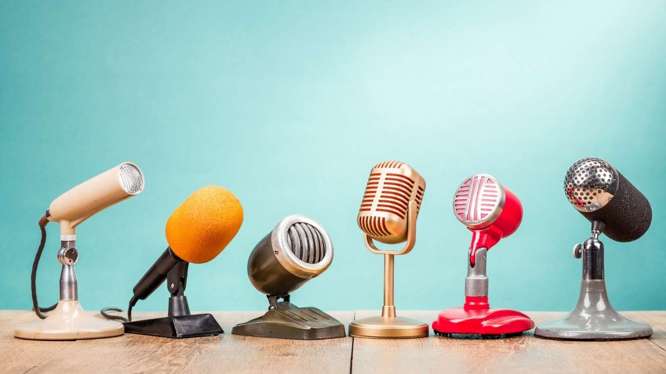 6 differnt styles of microphone lined up on table